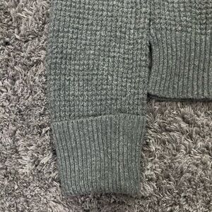 Cozy V-Neck Sweater - Gray-green